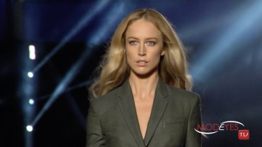 VERSACE WOMAN SPRING SUMMER 2016 FASHION SHOW (FULL HD)